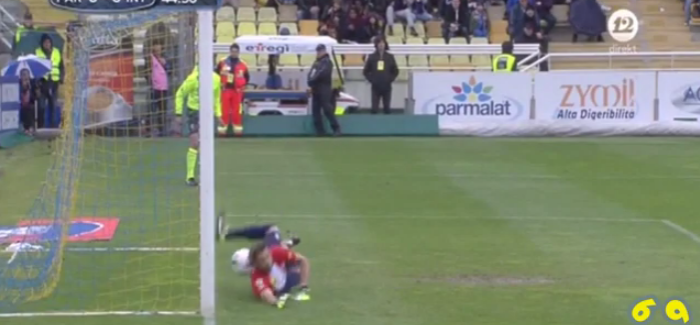VIDEO – Askush nuk mund ta besoje se si doli topi pas kesaj shtylle te Cambiassos…